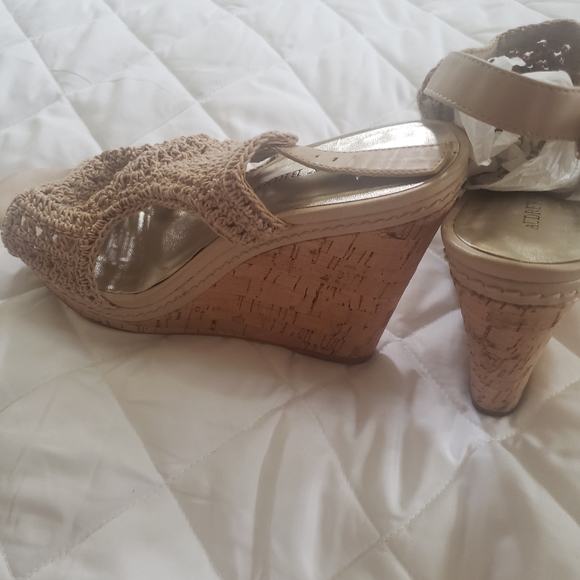 Wedge sandals - Picture 2 of 3